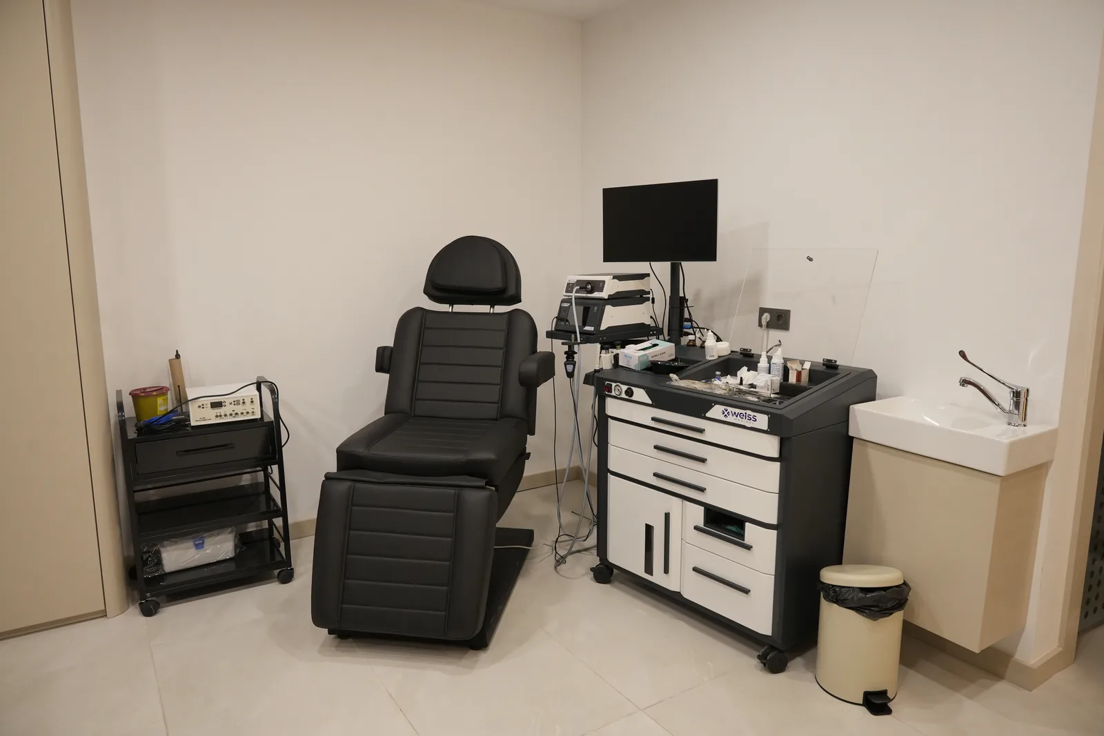 ENT examination unit with endoscopic imaging system, chair and monitor